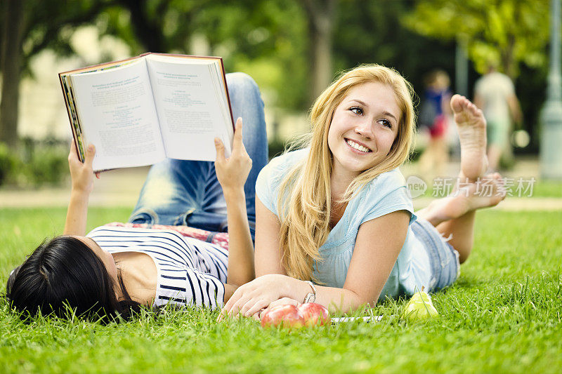 微笑的女学生在公园里学习