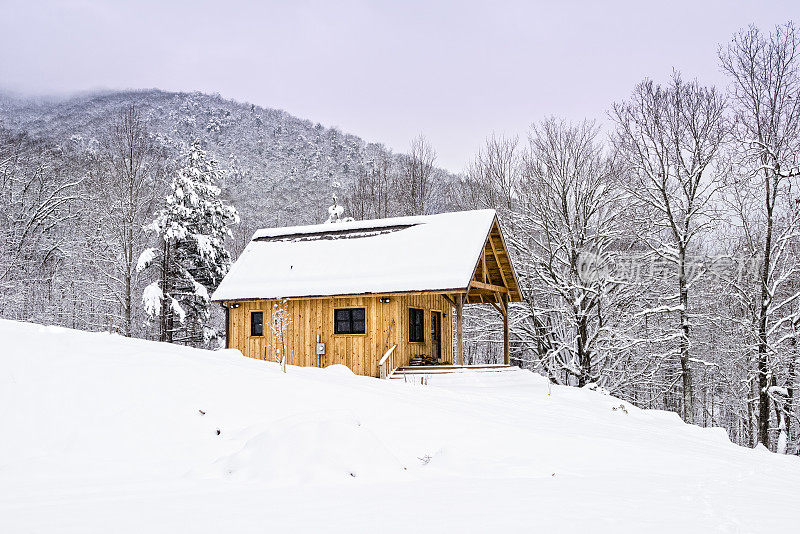 冬季暴风雪中的乡村小屋