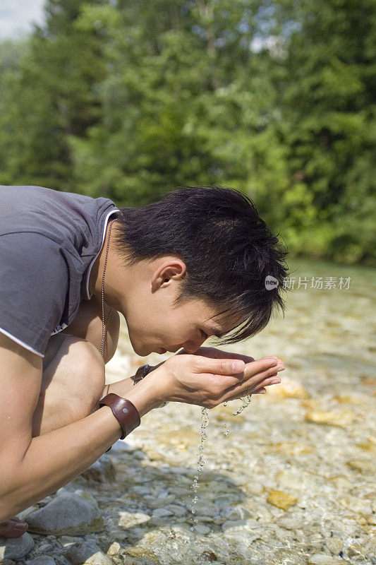 溪水沁人心脾