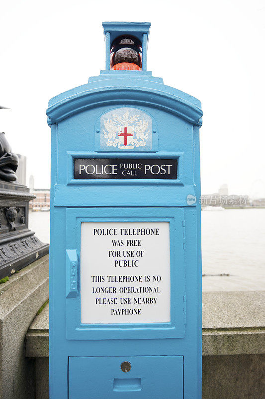 伦敦泰晤士河畔的警察局电话