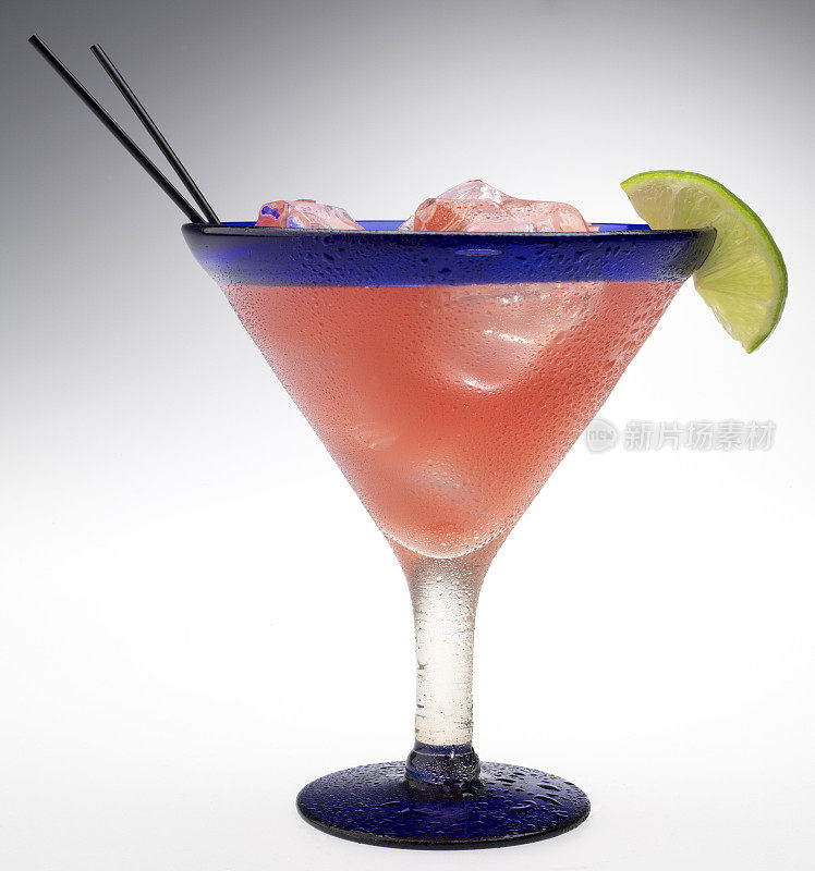 粉红饮料在马提尼风格的玻璃杯