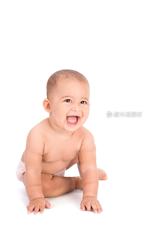 一个快乐的婴儿穿着尿布在白色的背景上爬行