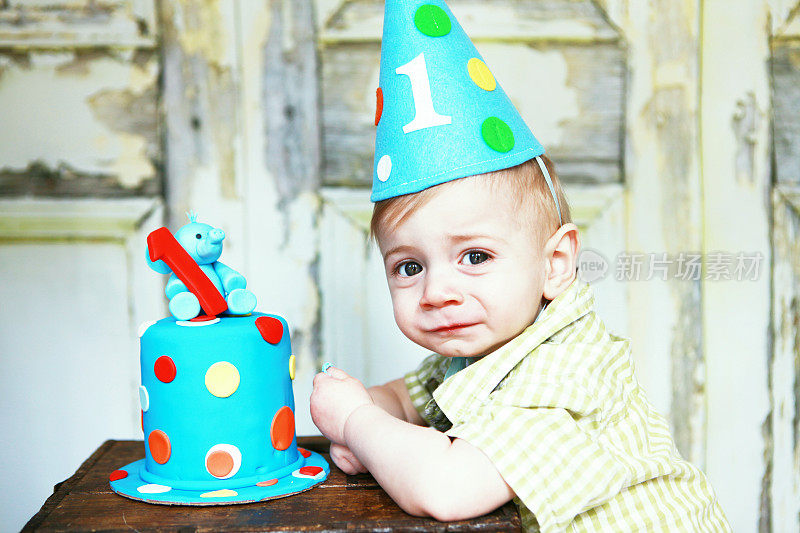 小男孩庆祝一岁生日