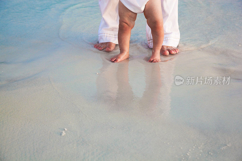 宝宝和妈妈在海滩上的脚