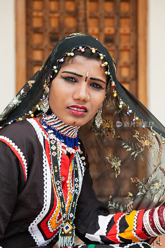 穿着传统服装的印度女孩。