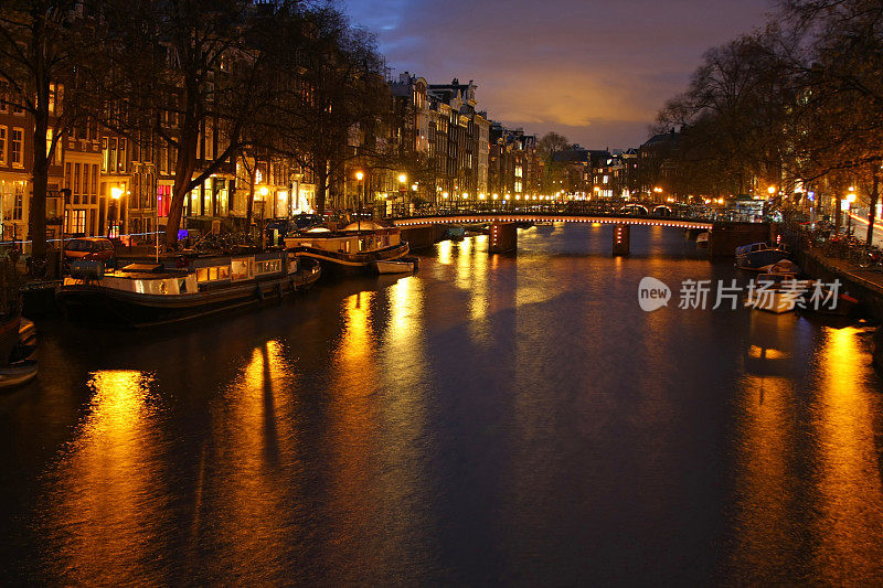 阿姆斯特丹运河的夜景