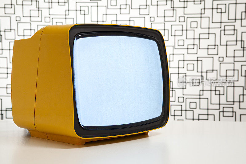 橙色电视，空白屏幕，周围有图案