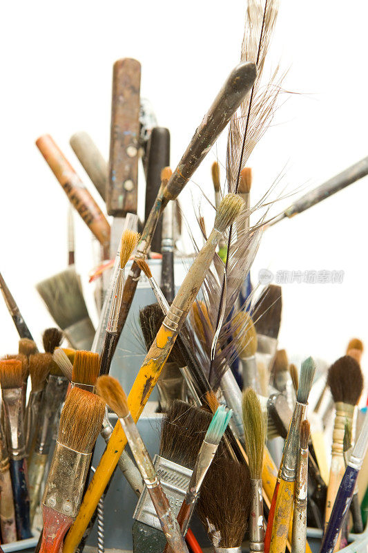艺术家的画笔和工具在旋转木马