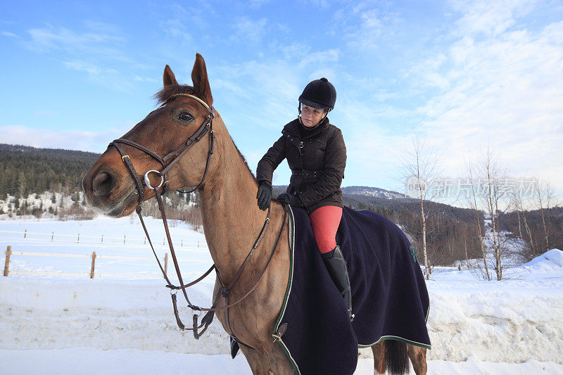 挪威奥斯陆，一名年轻女子在雪地里骑马