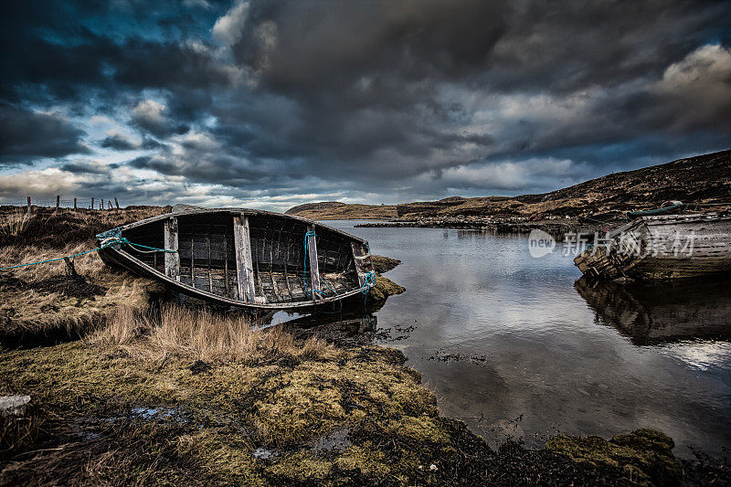 苏格兰湖上的旧船