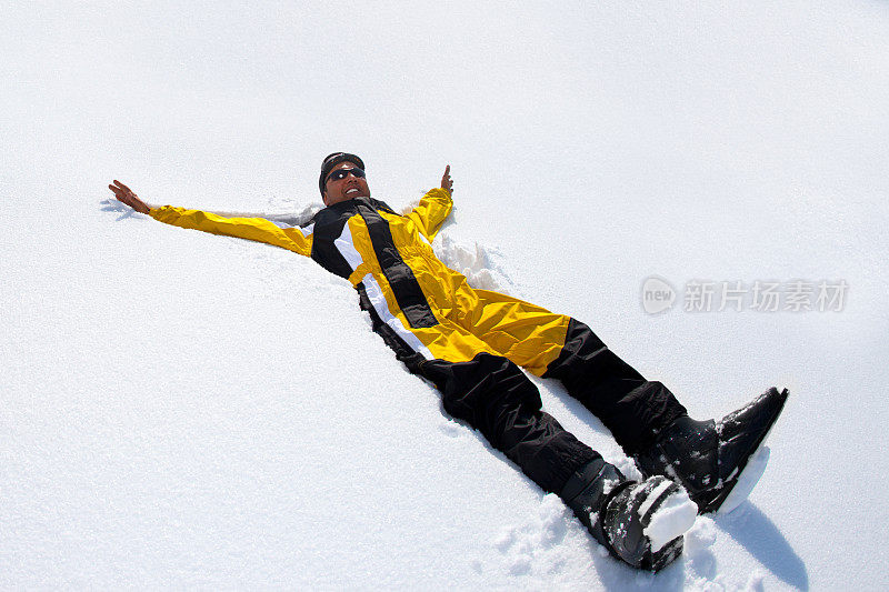 滑雪者躺在雪地上