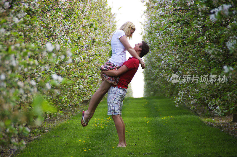 年轻夫妇在樱桃园