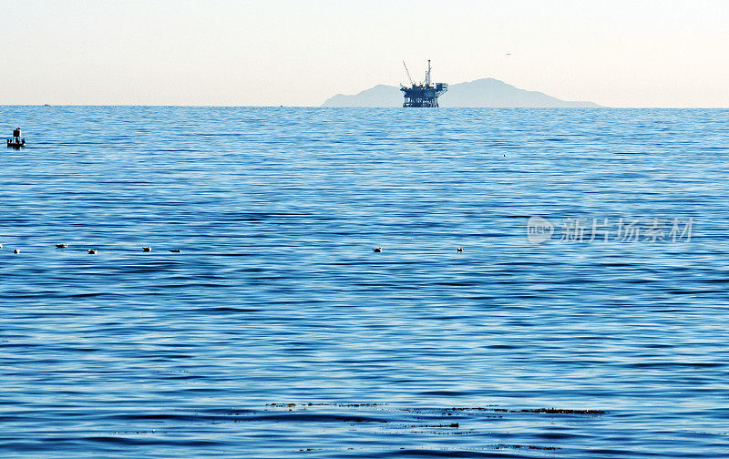 加州海岸的石油钻井平台