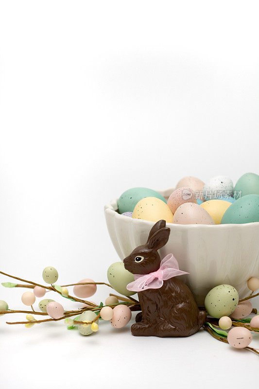 彩色鸡蛋和巧克力兔子