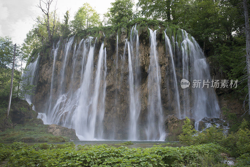 位于克罗地亚国家公园Plitvice湖森林中的瀑布