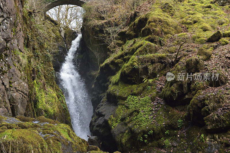 位于坎布里亚郡英格兰湖区的艾拉瀑布