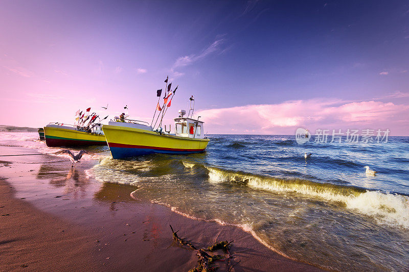 日落时分，海滩上渔民的小船