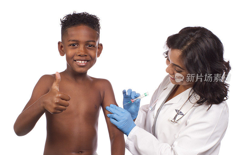 非裔美国男孩注射流感疫苗，竖起大拇指