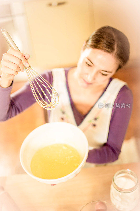 女人烤圣诞饼干