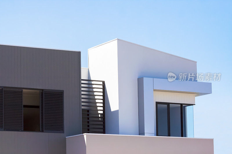 特写现代新房子对蓝天，复制空间