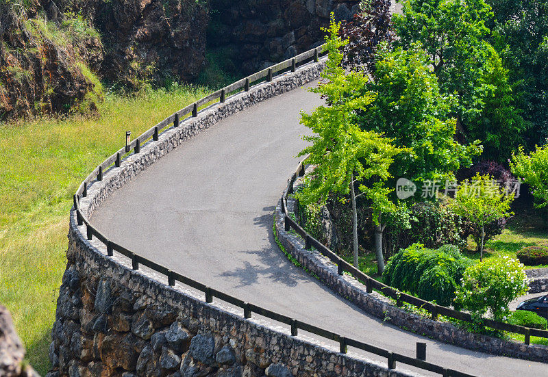 乡村公路的发夹弯道