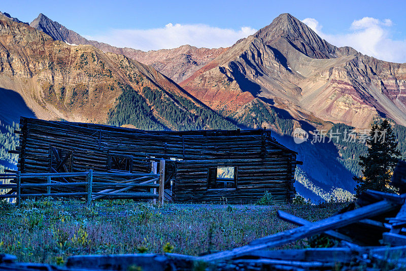 老木屋山景