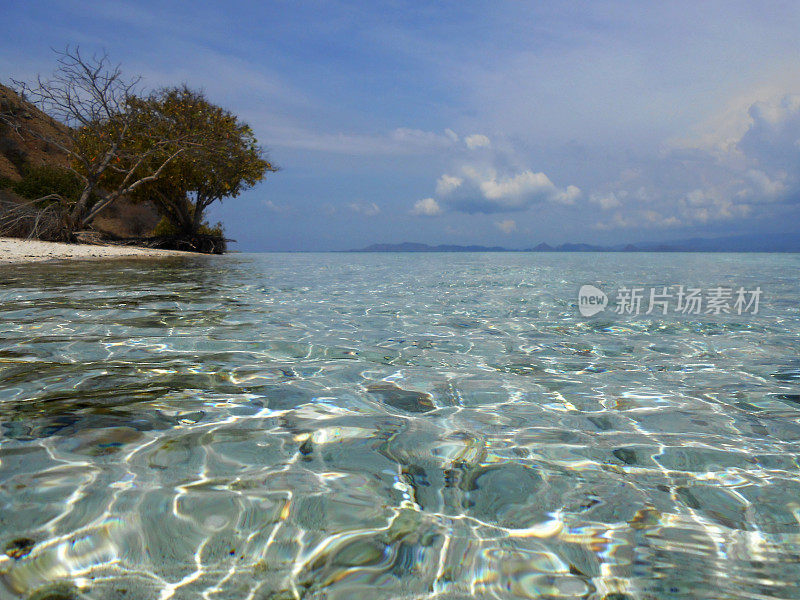 印度尼西亚卡纳瓦岛的透明海洋