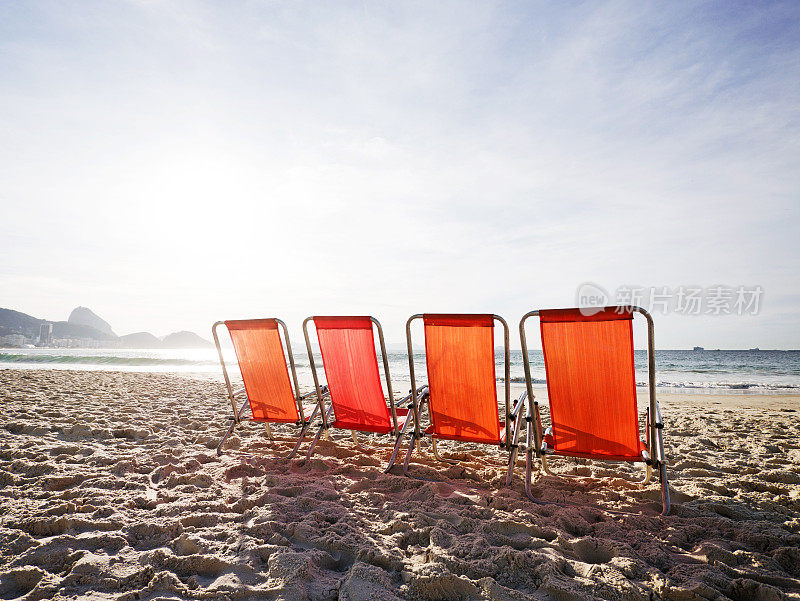 沙滩上的躺椅。