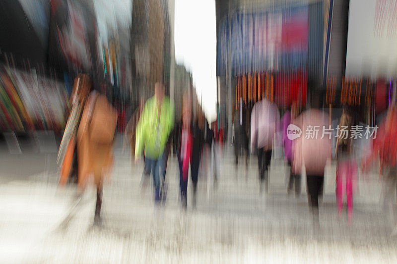 模糊曝光的人们走在纽约时代广场