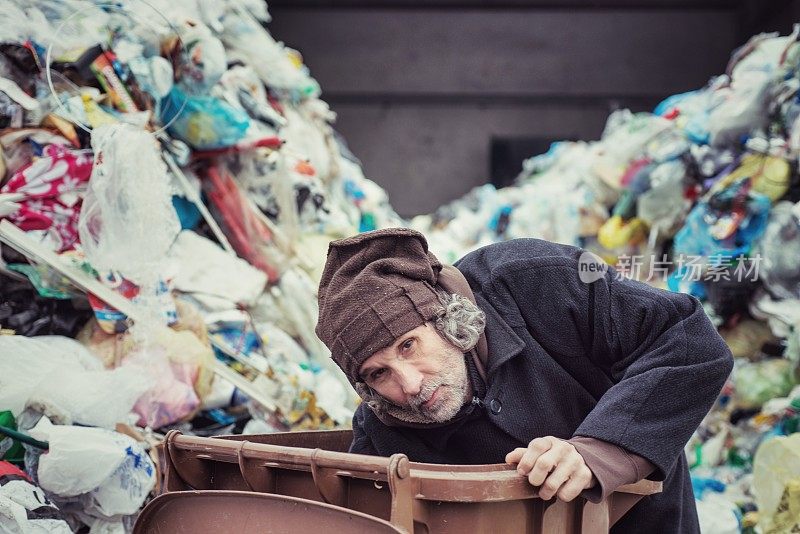 无家可归者在垃圾堆里寻找