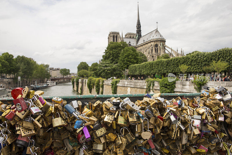爱情锁在巴黎的一座桥上