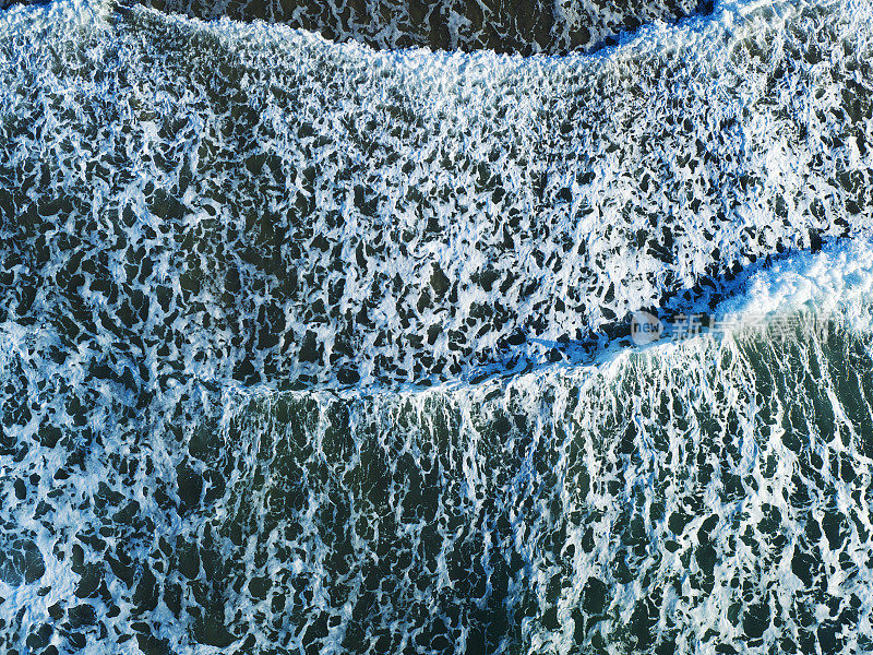 无人机拍摄的海浪碰撞创造纹理