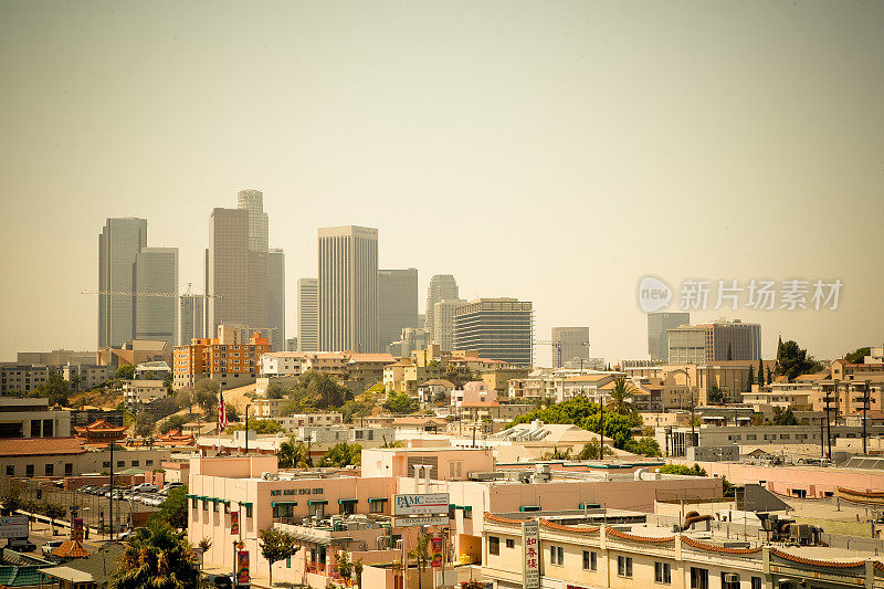 在洛杉矶市中心烟雾弥漫的夏日里