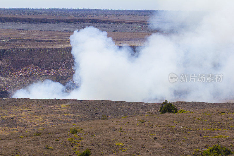 火山口冒出滚滚浓烟的风景画。