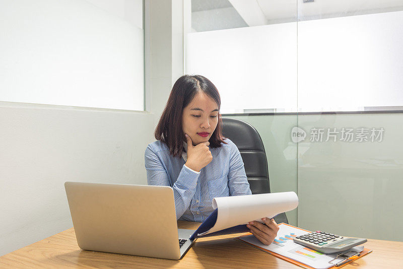 女商人正在思考如何提高销售率