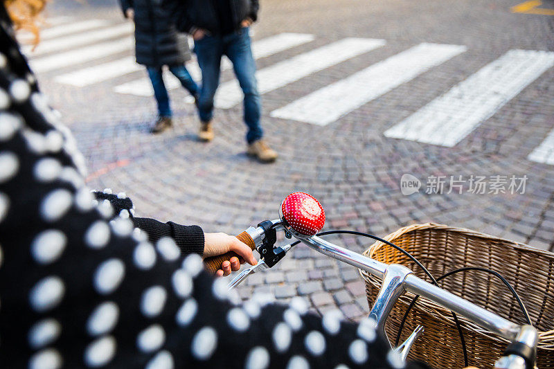 在城里骑自行车的女人