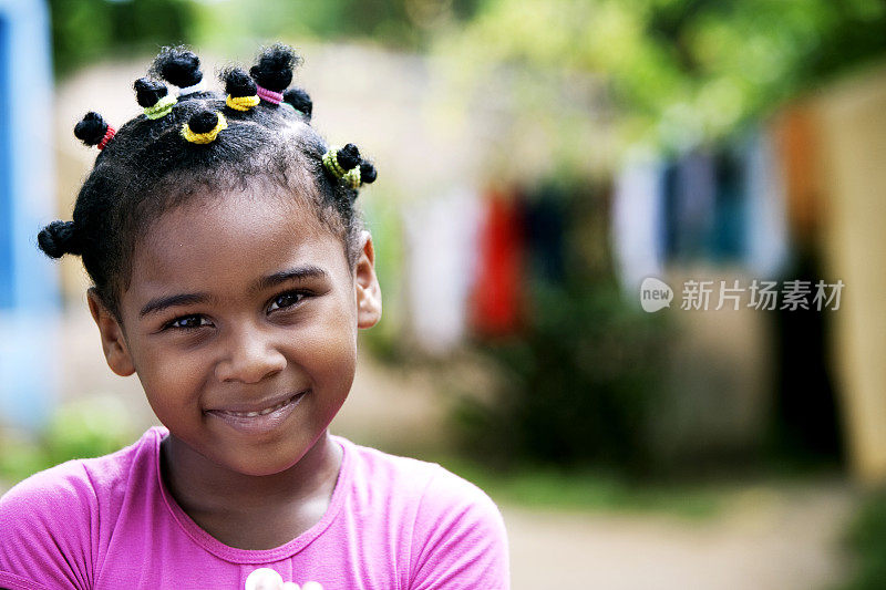 美丽的非洲裔美国小女孩微笑着看着相机