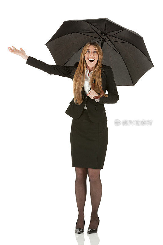 快乐的女人站在伞下
