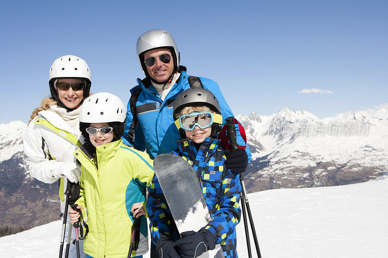 家庭滑雪的照片