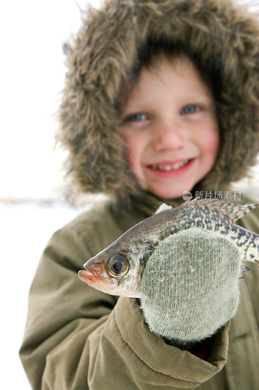 孩子在冬天吃鱼
