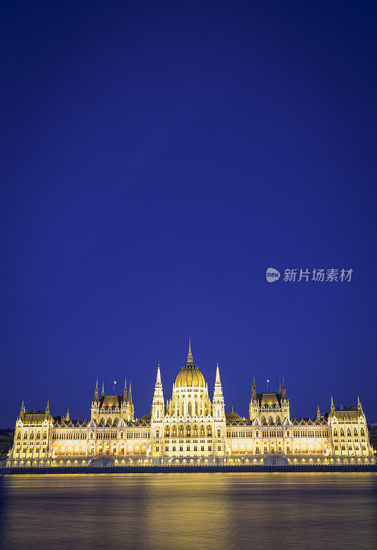 匈牙利议会大厦在布达佩斯的晚上与copyspace