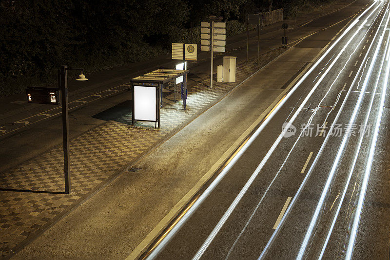 巴士站和道路在晚上