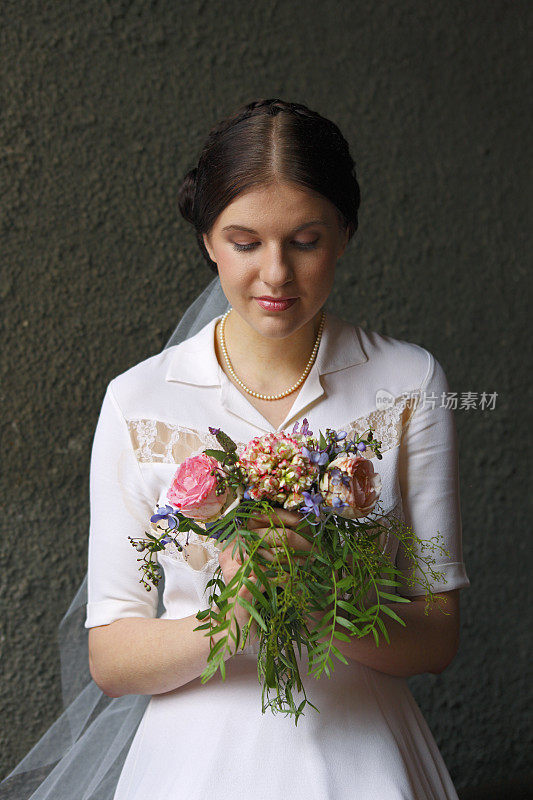 羞涩，鲜花盛开的新娘