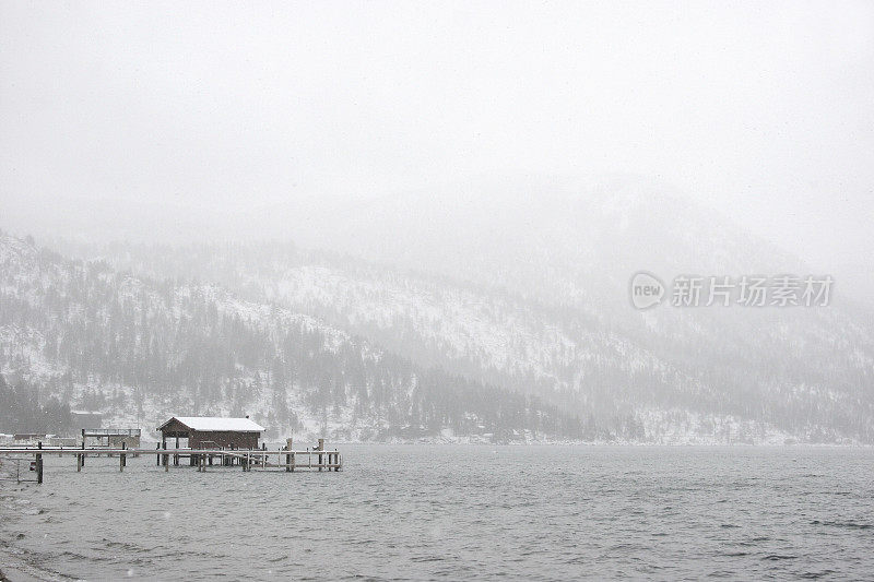 湖面上有暴风雪