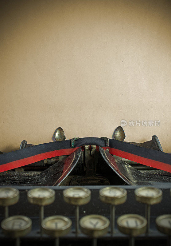 老式打字机，用棕褐色纸复印
