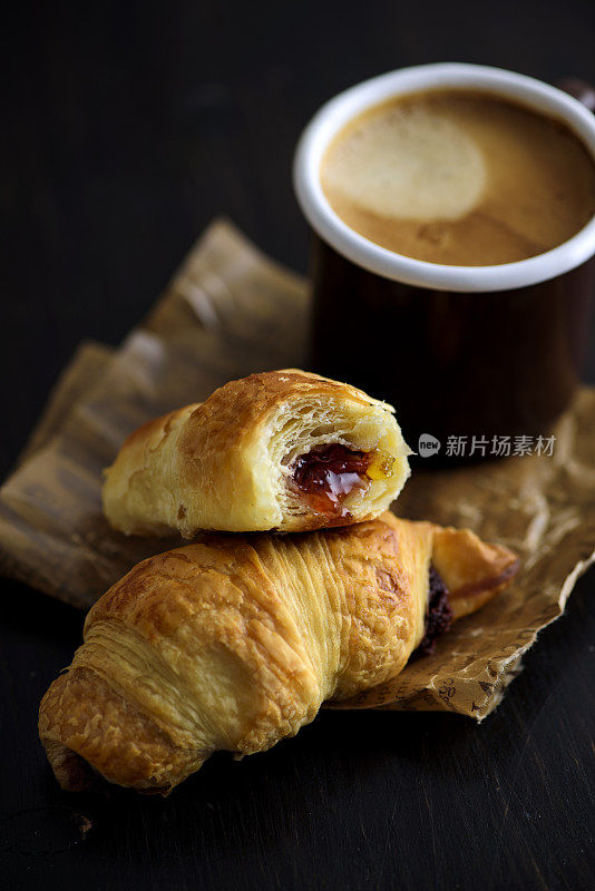 新鲜烤牛角面包配一杯咖啡