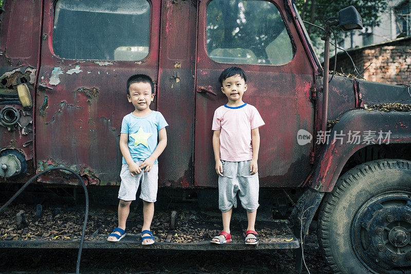 孩子和旧汽车残骸