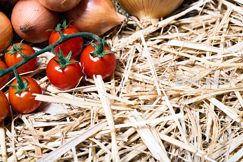 农贸市场上成熟的红樱桃番茄和小洋葱