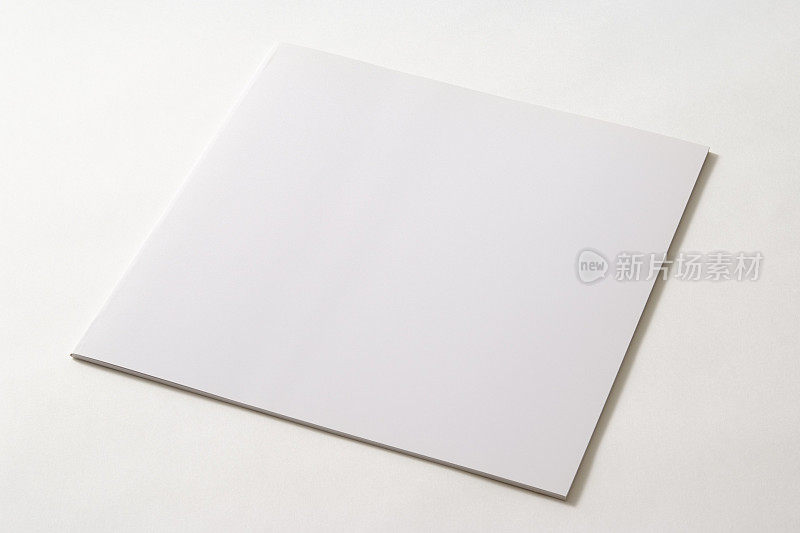 孤立的镜头薄方形空白书在白色的背景
