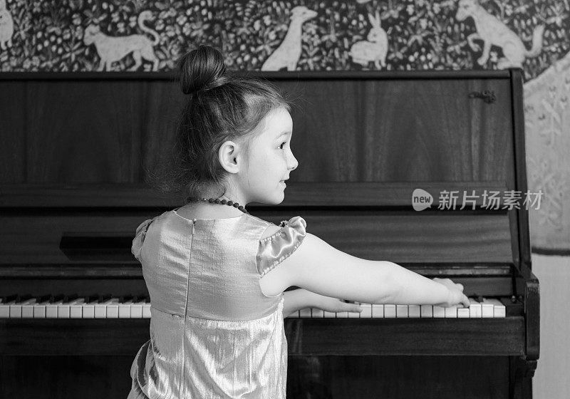 小女孩弹钢琴